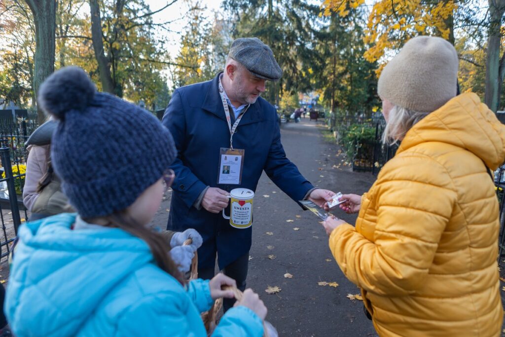 Fundraising at St. George’s Cemetery in Toruń, photo by Mikołaj Kuras for the UMWKP