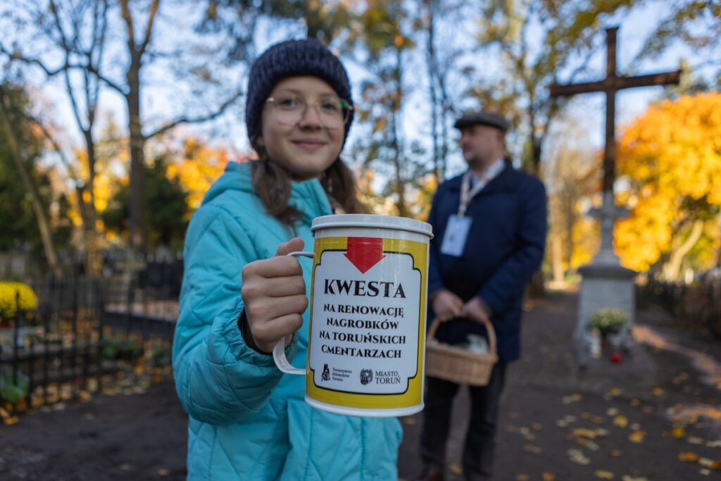 Fundraising at St. George’s Cemetery in Toruń, photo by Mikołaj Kuras for the UMWKP
