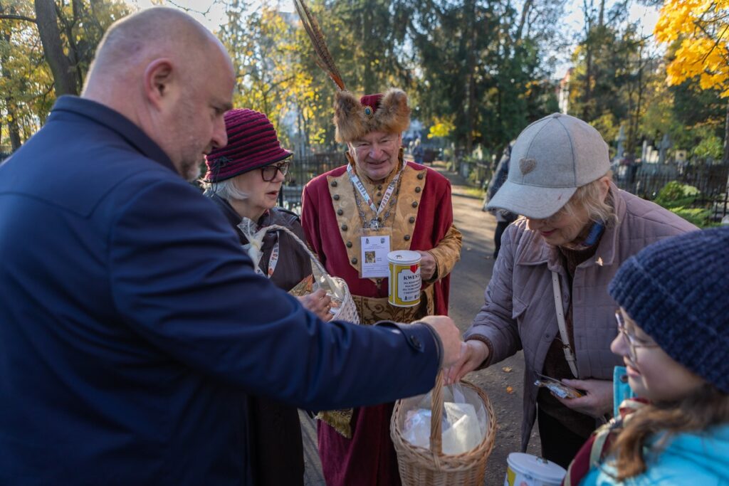 Fundraising at St. George’s Cemetery in Toruń, photo by Mikołaj Kuras for the UMWKP