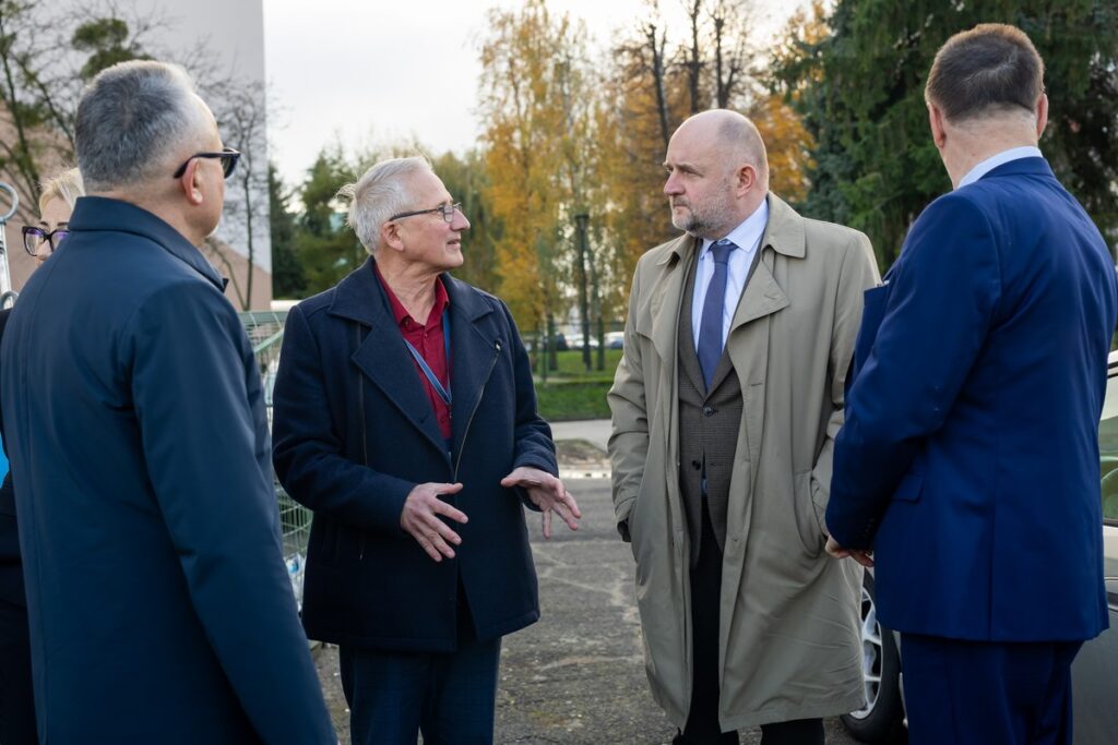 Wizyta na terenie inwestycyjnym przy Zespole Szkół Technicznych w Żninie, fot. Tomasz Czachorowski/eventphoto.com.pl dla UMWKP