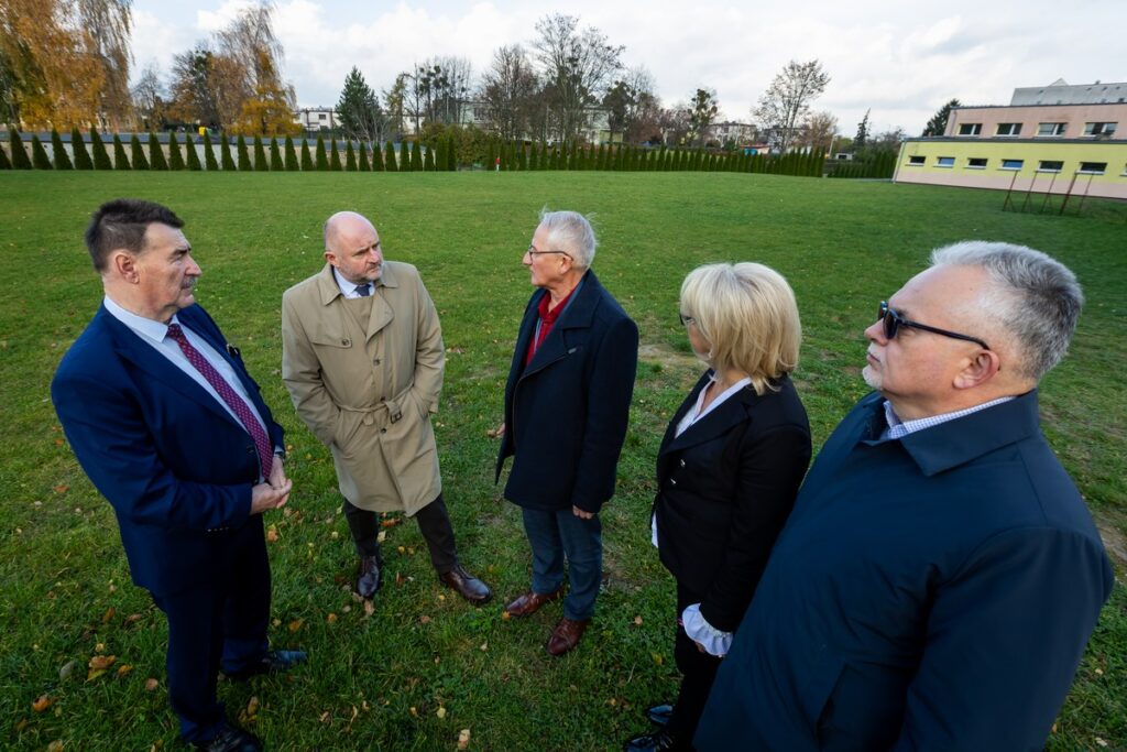 Wizyta na terenie inwestycyjnym przy Zespole Szkół Technicznych w Żninie, fot. Tomasz Czachorowski/eventphoto.com.pl dla UMWKP