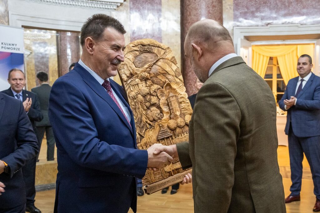 Meeting with local government officials in Lubostroń, photo by Szymon Zdziebło/tarantoga for UMWKP