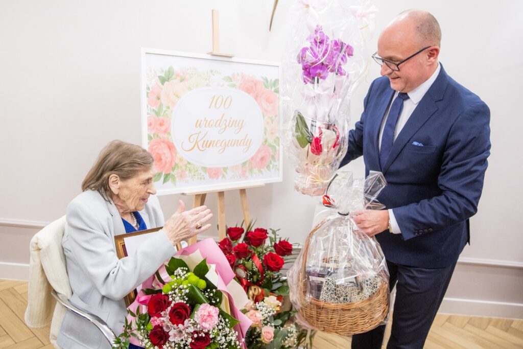 Wręczenie medalu Unitas Durat Kunegundzie Grudzień, fot. Andrzej Goiński/UMWKP