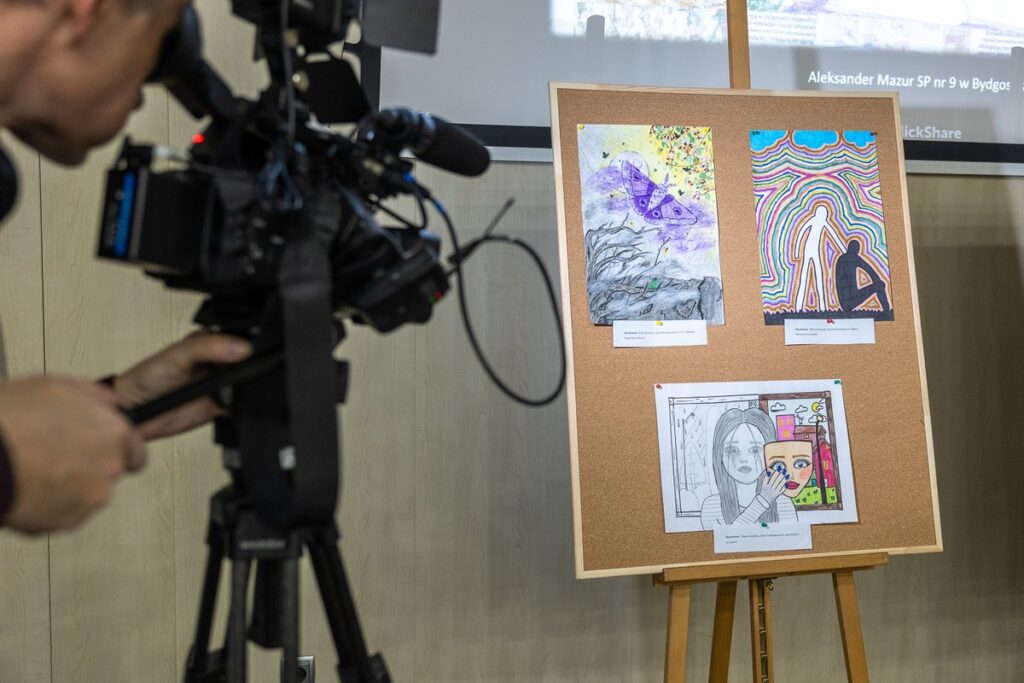Wręczenie nagród w konkursie plastycznym „Zdrowie psychiczne – wyraź je artystycznie”, fot. Szymon Zdziebło/tarantoga.pl dla UMWKP