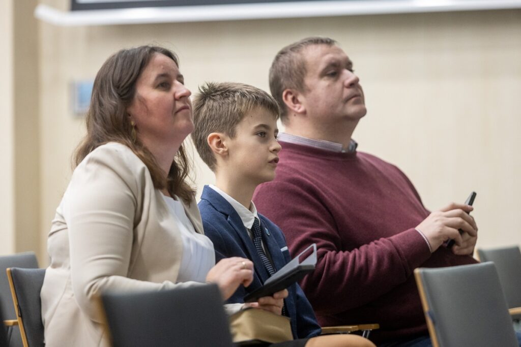 Wręczenie nagród w konkursie plastycznym „Zdrowie psychiczne – wyraź je artystycznie”, fot. Szymon Zdziebło/tarantoga.pl dla UMWKP