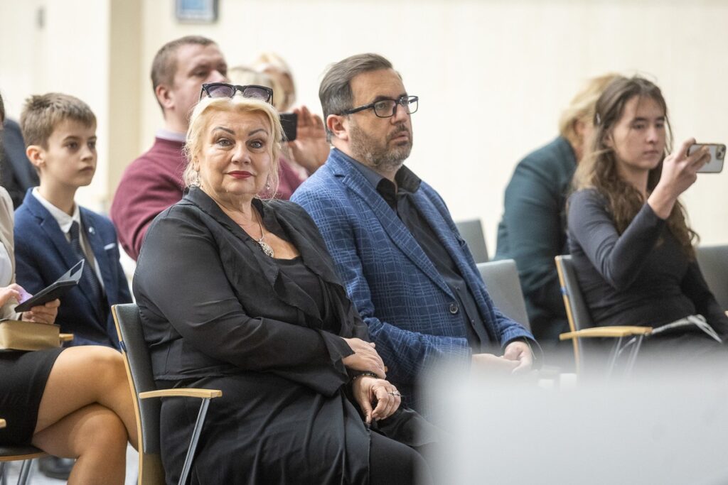 Wręczenie nagród w konkursie plastycznym „Zdrowie psychiczne – wyraź je artystycznie”, fot. Szymon Zdziebło/tarantoga.pl dla UMWKP