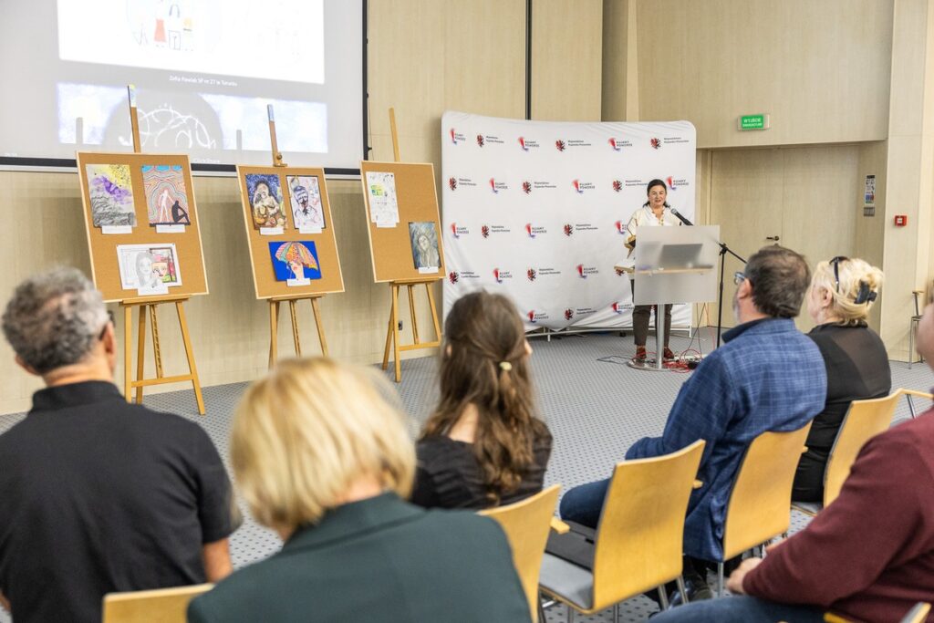 Wręczenie nagród w konkursie plastycznym „Zdrowie psychiczne – wyraź je artystycznie”, fot. Szymon Zdziebło/tarantoga.pl dla UMWKP