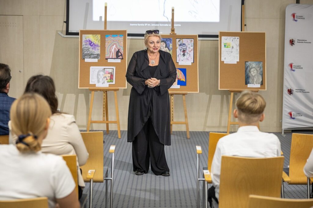 Wręczenie nagród w konkursie plastycznym „Zdrowie psychiczne – wyraź je artystycznie”, fot. Szymon Zdziebło/tarantoga.pl dla UMWKP