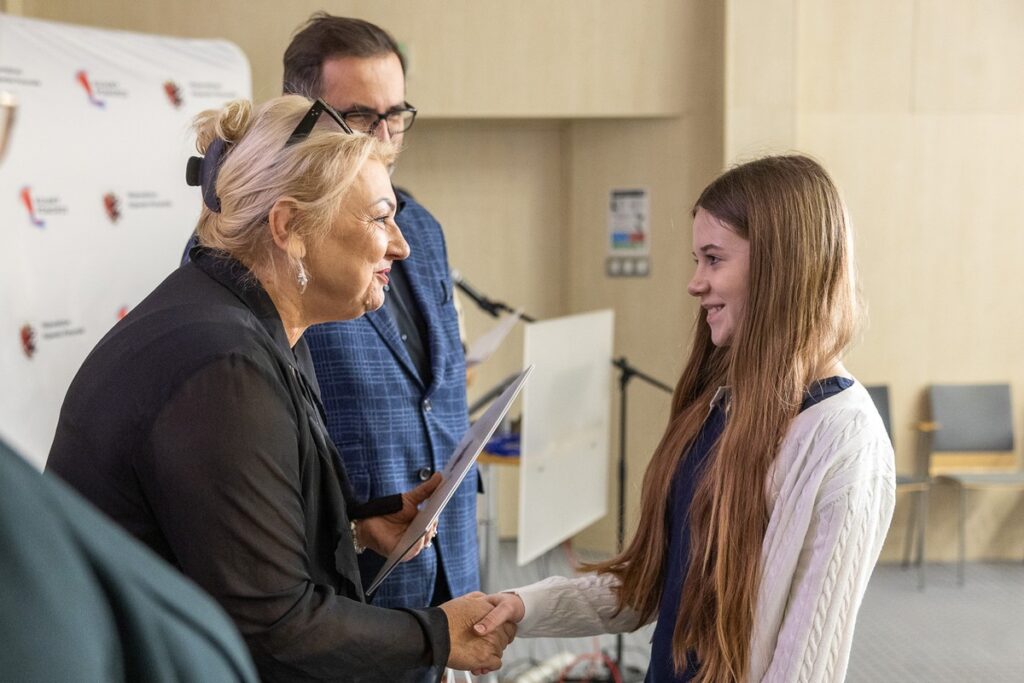 Wręczenie nagród w konkursie plastycznym „Zdrowie psychiczne – wyraź je artystycznie”, fot. Szymon Zdziebło/tarantoga.pl dla UMWKP