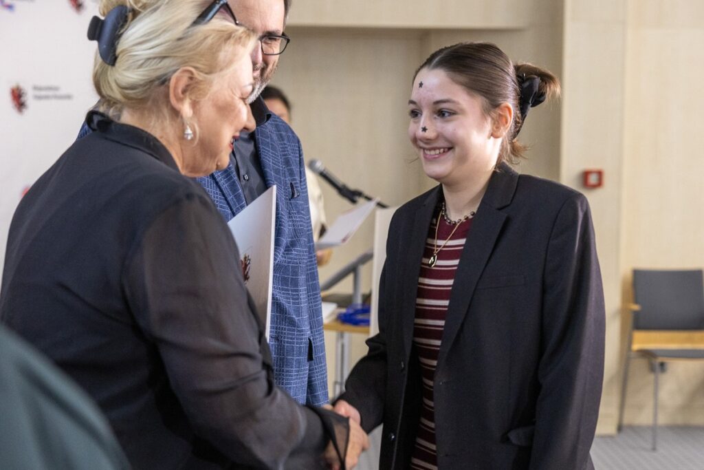 Wręczenie nagród w konkursie plastycznym „Zdrowie psychiczne – wyraź je artystycznie”, fot. Szymon Zdziebło/tarantoga.pl dla UMWKP