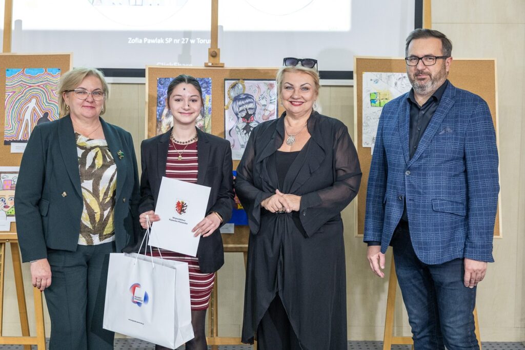 Wręczenie nagród w konkursie plastycznym „Zdrowie psychiczne – wyraź je artystycznie”, fot. Szymon Zdziebło/tarantoga.pl dla UMWKP