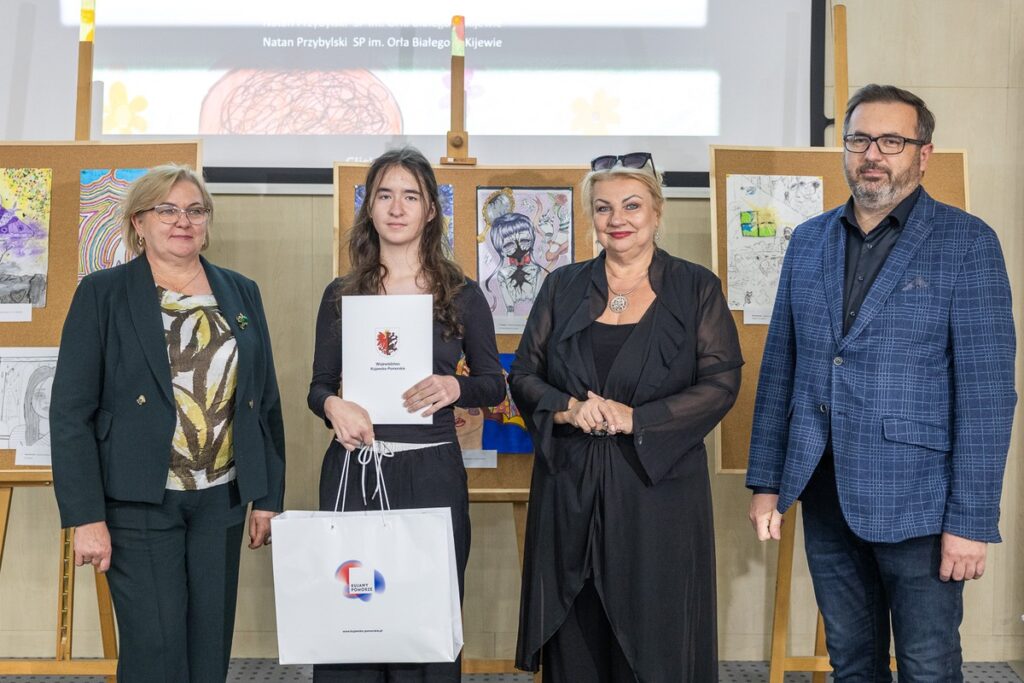 Wręczenie nagród w konkursie plastycznym „Zdrowie psychiczne – wyraź je artystycznie”, fot. Szymon Zdziebło/tarantoga.pl dla UMWKP