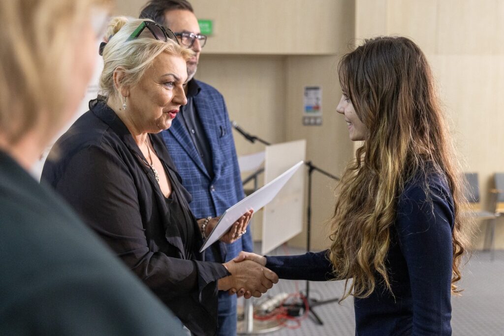 Wręczenie nagród w konkursie plastycznym „Zdrowie psychiczne – wyraź je artystycznie”, fot. Szymon Zdziebło/tarantoga.pl dla UMWKP