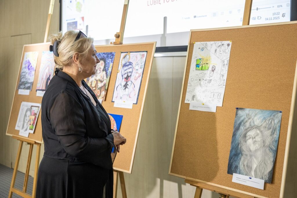 Wręczenie nagród w konkursie plastycznym „Zdrowie psychiczne – wyraź je artystycznie”, fot. Szymon Zdziebło/tarantoga.pl dla UMWKP