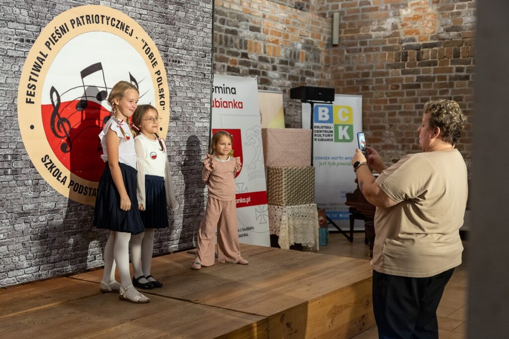 Jubileuszowa XX edycja Wojewódzkiego Festiwalu Pieśni Patriotycznej „Tobie Polsko” ,fot. Szymon Zdziebło/tarantoga.pl dla UMWKP