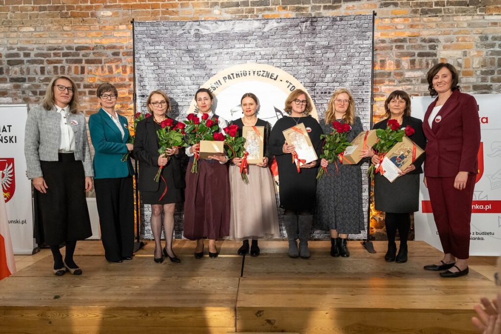 Jubileuszowa XX edycja Wojewódzkiego Festiwalu Pieśni Patriotycznej „Tobie Polsko” ,fot. Szymon Zdziebło/tarantoga.pl dla UMWKP