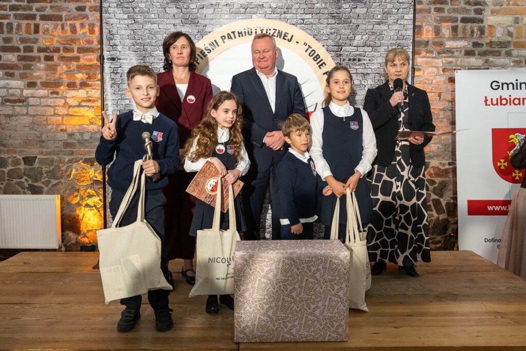 Jubileuszowa XX edycja Wojewódzkiego Festiwalu Pieśni Patriotycznej „Tobie Polsko” ,fot. Szymon Zdziebło/tarantoga.pl dla UMWKP