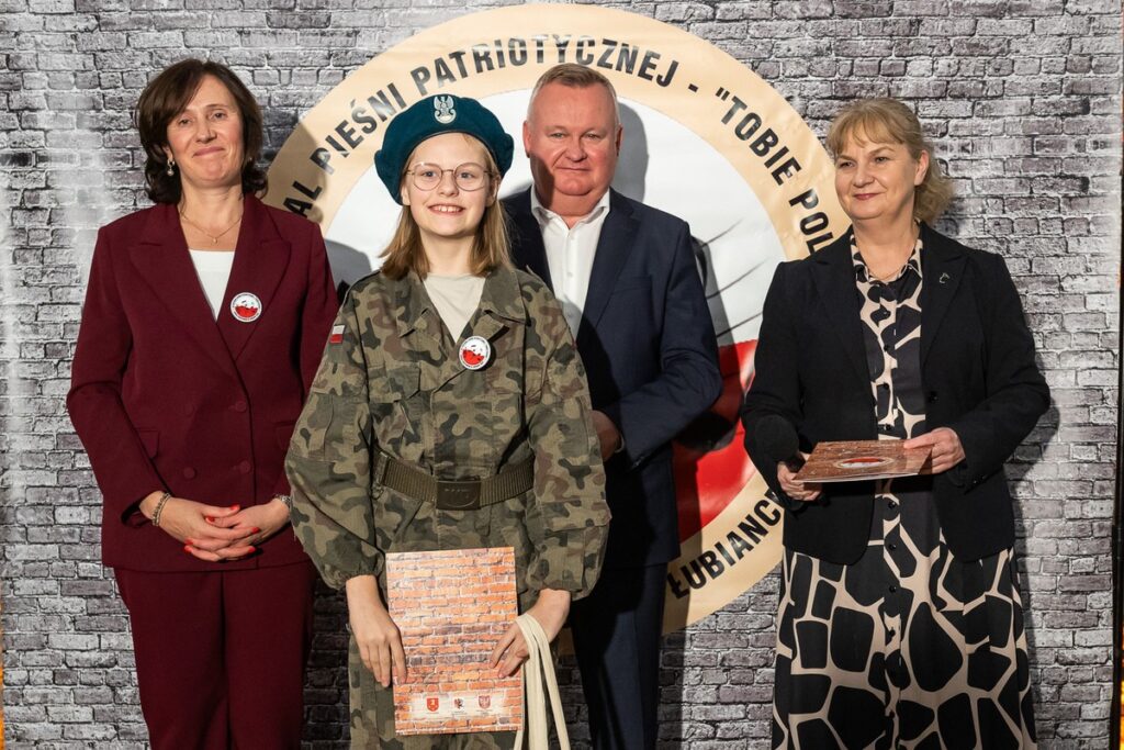 Jubileuszowa XX edycja Wojewódzkiego Festiwalu Pieśni Patriotycznej „Tobie Polsko” ,fot. Szymon Zdziebło/tarantoga.pl dla UMWKP