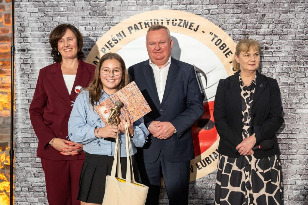 Jubileuszowa XX edycja Wojewódzkiego Festiwalu Pieśni Patriotycznej „Tobie Polsko” ,fot. Szymon Zdziebło/tarantoga.pl dla UMWKP