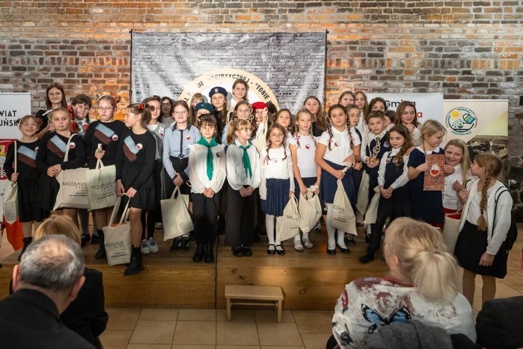 Jubileuszowa XX edycja Wojewódzkiego Festiwalu Pieśni Patriotycznej „Tobie Polsko” ,fot. Szymon Zdziebło/tarantoga.pl dla UMWKP