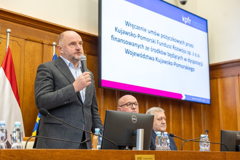 Presentation of KPFR Assistance Loan Agreements, photo by Szymon Zdziebło/tarantoga.pl for UMWKP