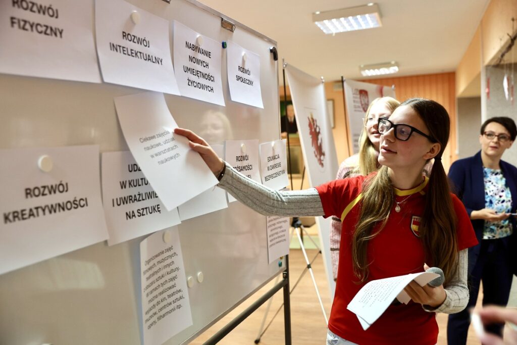 Meeting of the Kujawsko-Pomorskie Regional Executive Board Member Dariusz Kurzawa with students of the Powstańcy Wielkopolscy Agricultural Education Centre in Bielice (Mogilno County), photo by Andrzej Goiński/UMWKP