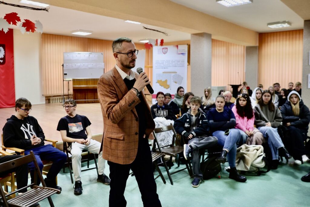 Meeting of the Kujawsko-Pomorskie Regional Executive Board Member Dariusz Kurzawa with students of the Powstańcy Wielkopolscy Agricultural Education Centre in Bielice (Mogilno County), photo by Andrzej Goiński/UMWKP
