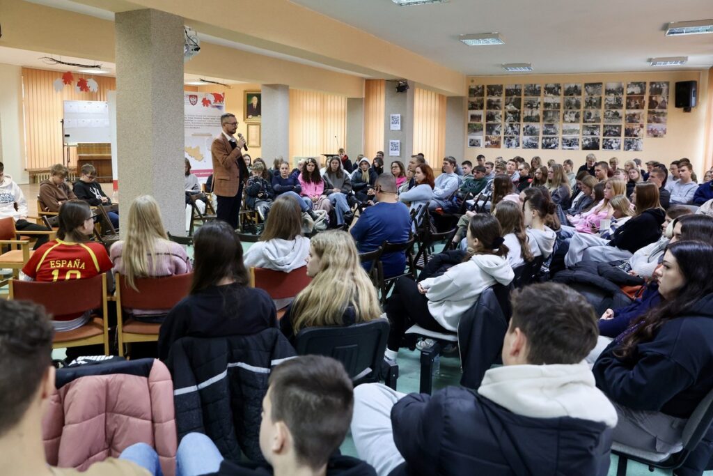 Meeting of the Kujawsko-Pomorskie Regional Executive Board Member Dariusz Kurzawa with students of the Powstańcy Wielkopolscy Agricultural Education Centre in Bielice (Mogilno County), photo by Andrzej Goiński/UMWKP