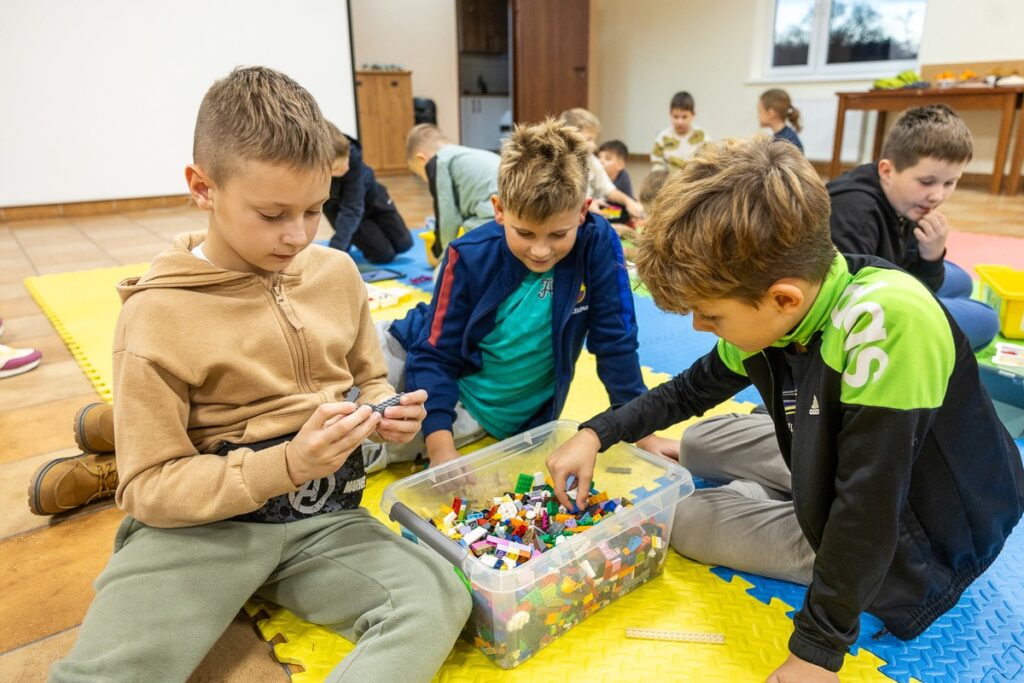 Youth club in Wielgie, robotics class, photo by Szymon Zdziebło/tarantoga.pl for the UMWKP