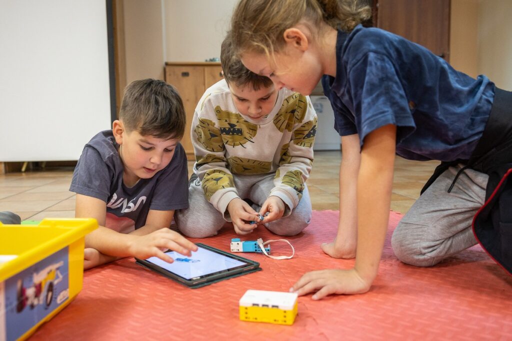 Youth club in Wielgie, robotics class, photo by Szymon Zdziebło/tarantoga.pl for the UMWKP