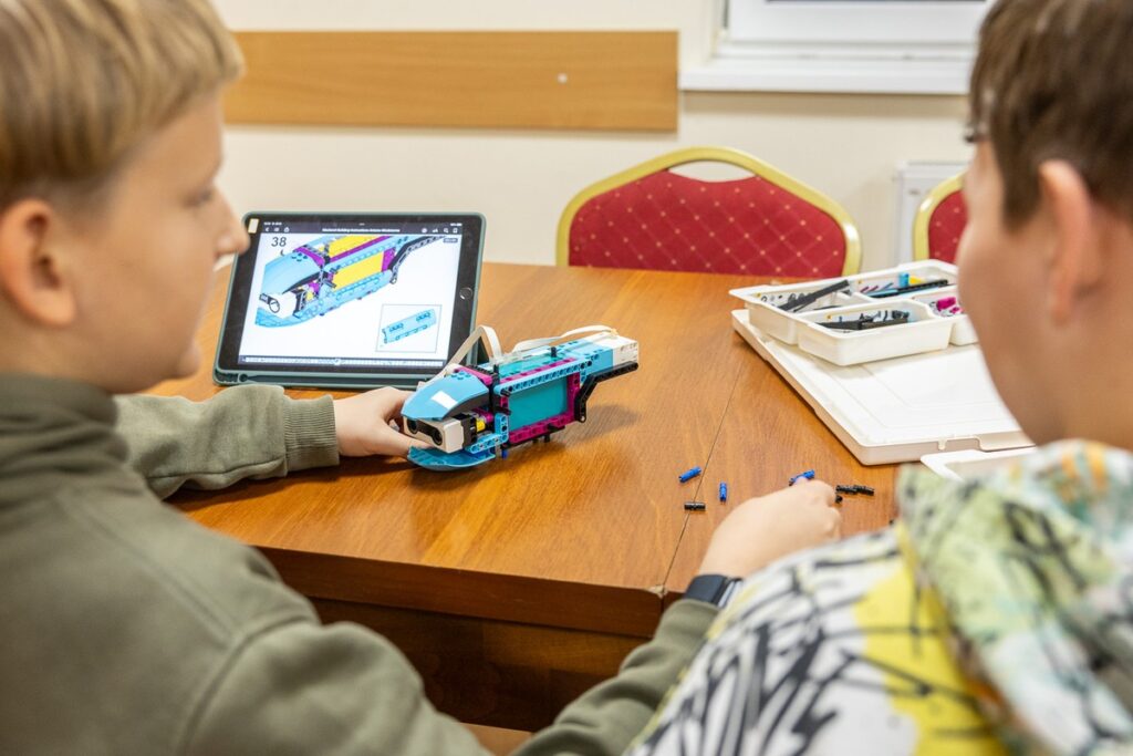 Youth club in Wielgie, robotics class, photo by Szymon Zdziebło/tarantoga.pl for the UMWKP