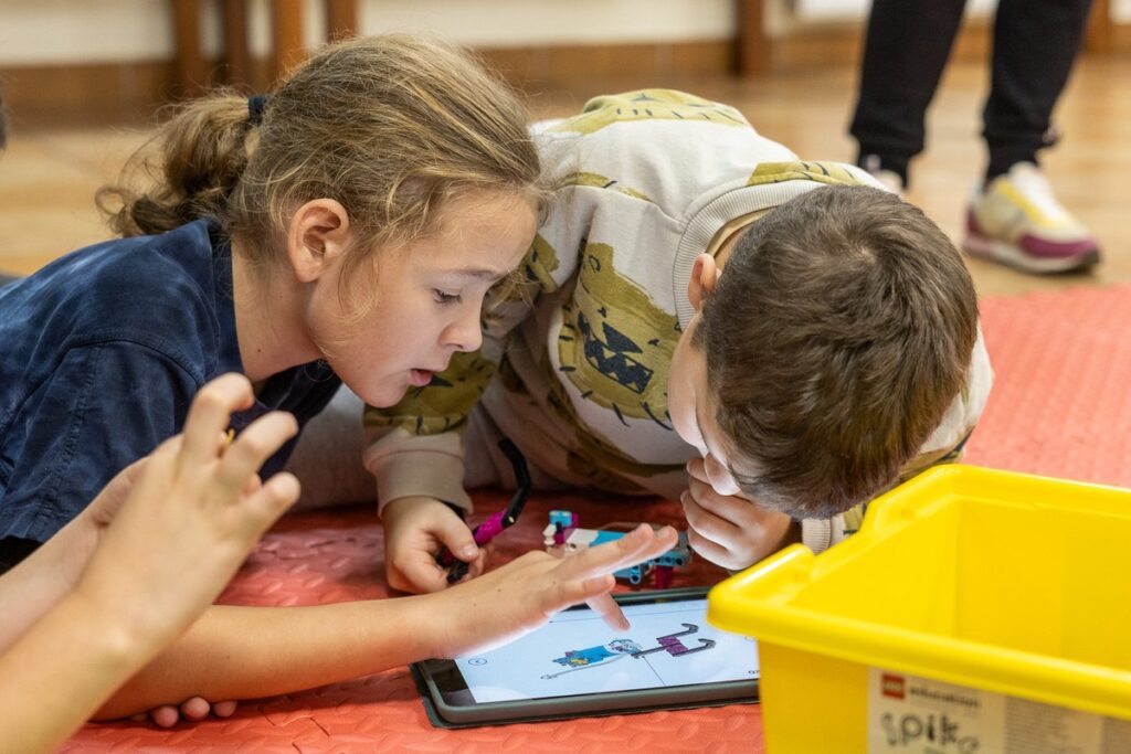 Youth club in Wielgie, robotics class, photo by Szymon Zdziebło/tarantoga.pl for the UMWKP