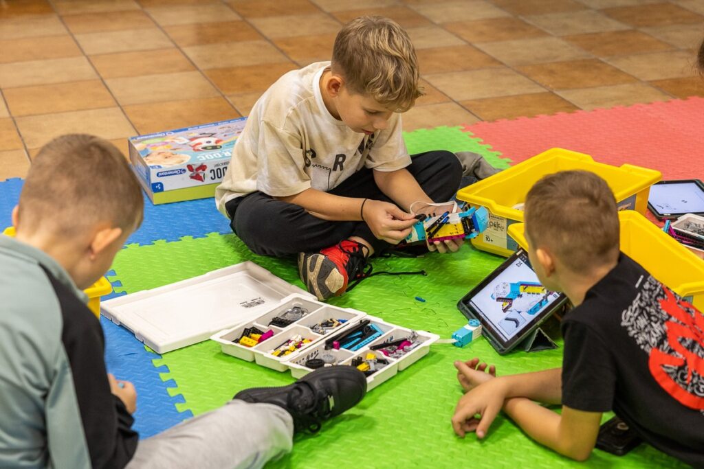 Youth club in Wielgie, robotics class, photo by Szymon Zdziebło/tarantoga.pl for the UMWKP
