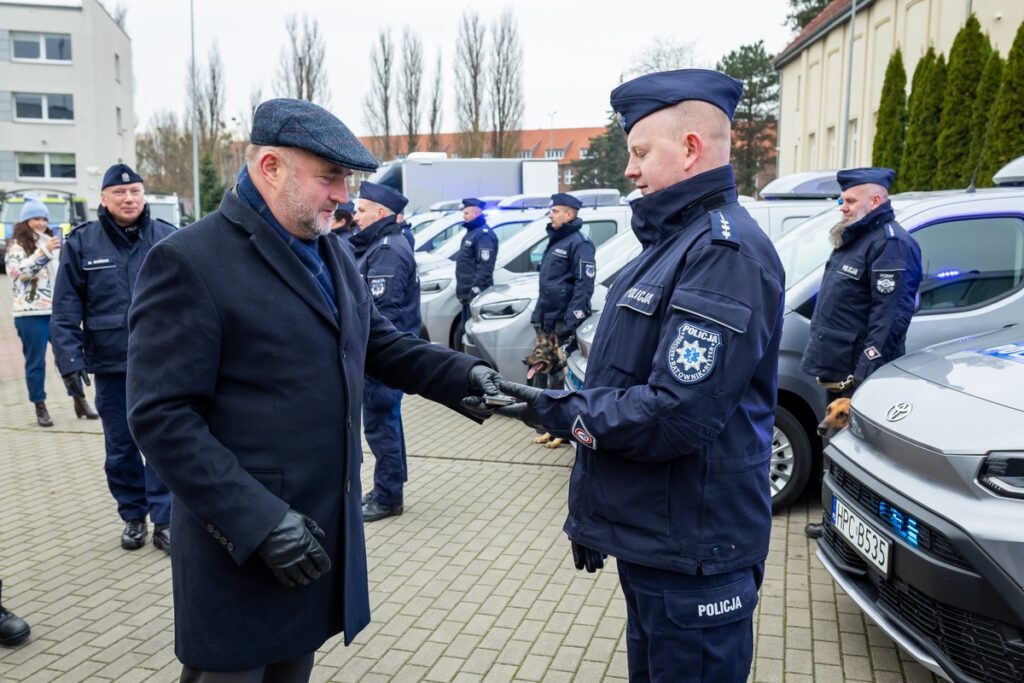 Uroczyste przekazanie sprzętu policji, fot. Tomasz Czachorowski/eventphoto.com.pl dla UMWKP
