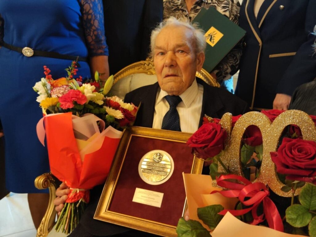 Presentation of the Unitas Durat medal to Stanisław Szafrański, photo: UMWKP