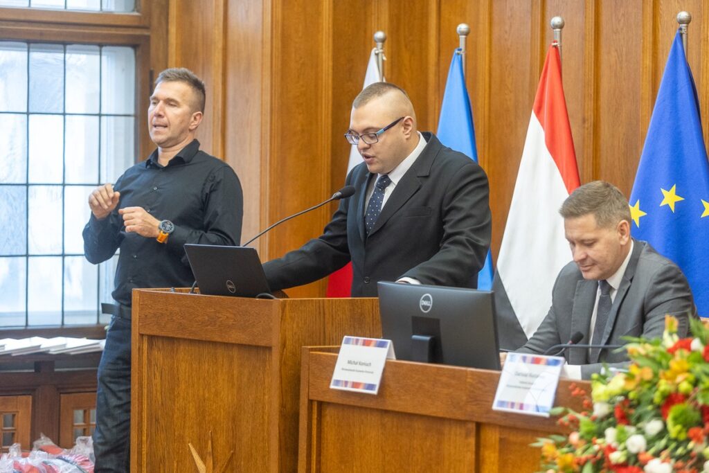 XV sesja osób z niepełnosprawnościami, fot. Szymon Zdziebło/tarantoga.pl dla UMWKP