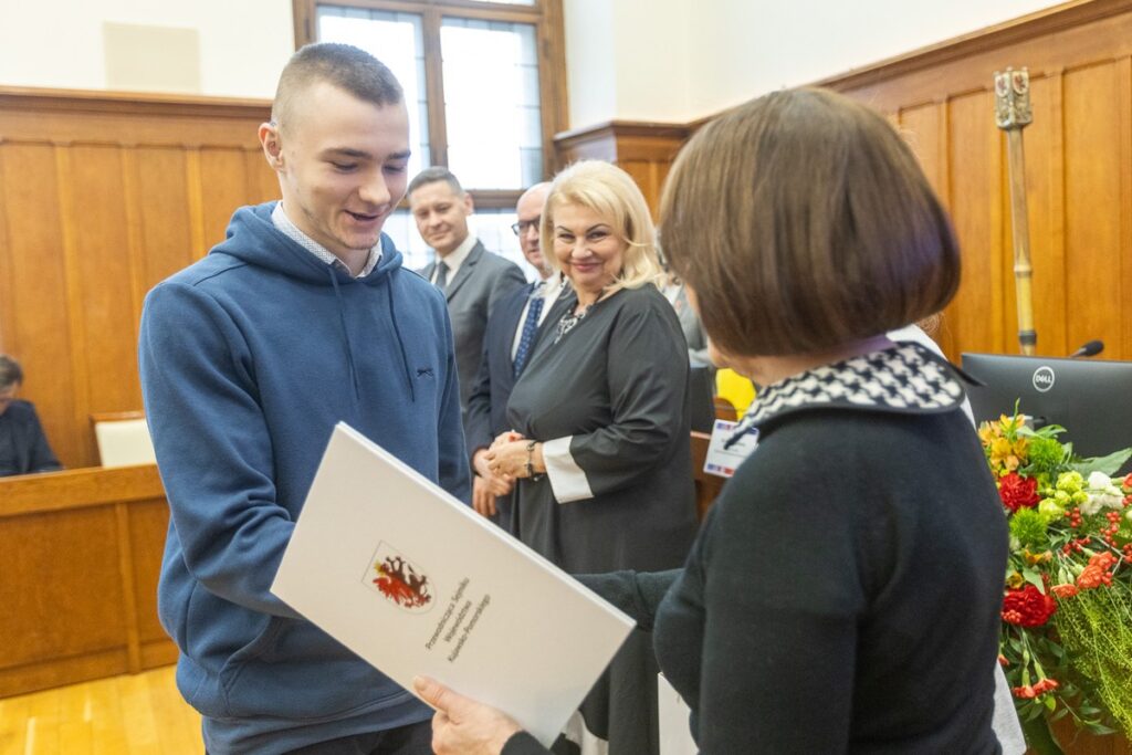 XV sesja osób z niepełnosprawnościami, fot. Szymon Zdziebło/tarantoga.pl dla UMWKP