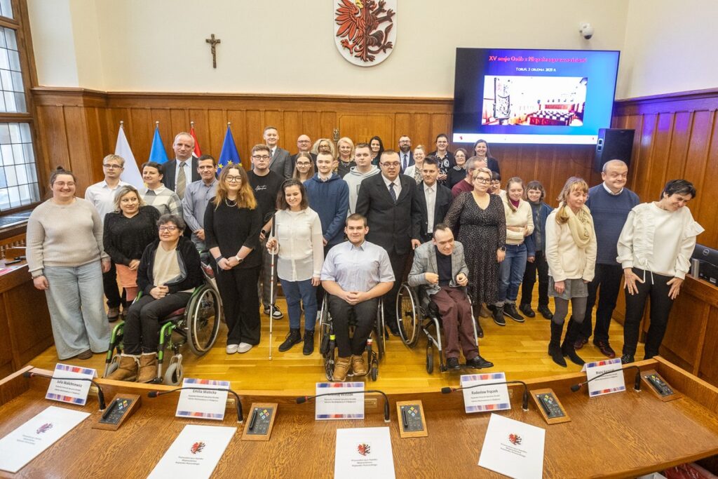 XV sesja osób z niepełnosprawnościami, fot. Szymon Zdziebło/tarantoga.pl dla UMWKP