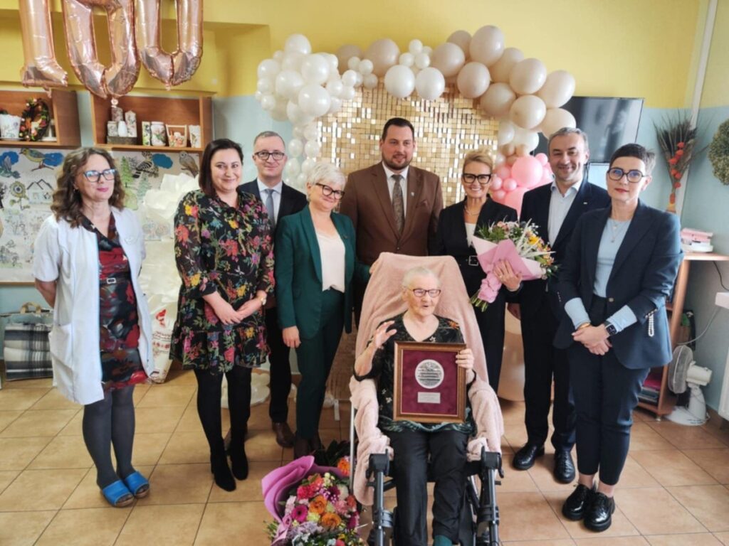 Presentation of the Unitas Durat Medal to Marianna Kraczyńska, photo by UMWKP