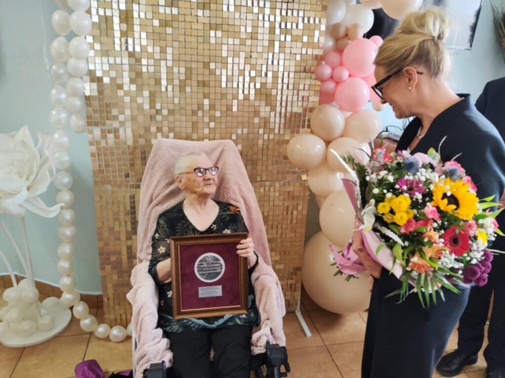 Presentation of the Unitas Durat Medal to Marianna Kraczyńska, photo by UMWKP