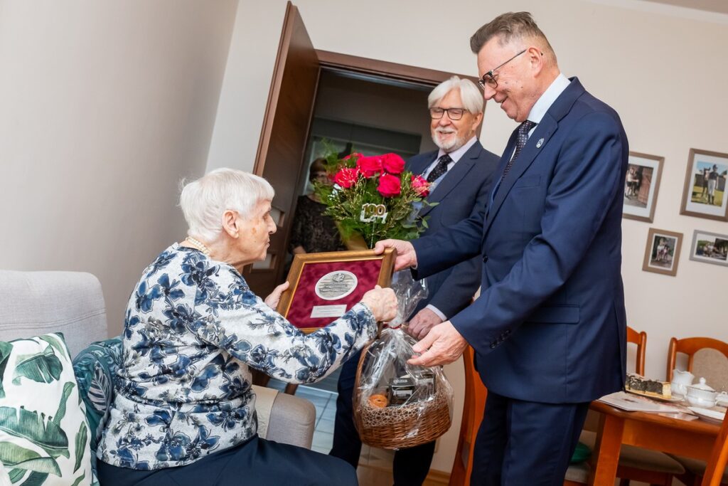Presentation of the Unitas Durat Medal to Cecylia Niewiem, photo by Tomasz Czachorowski/eventphoto.com.pl for UMWKP
