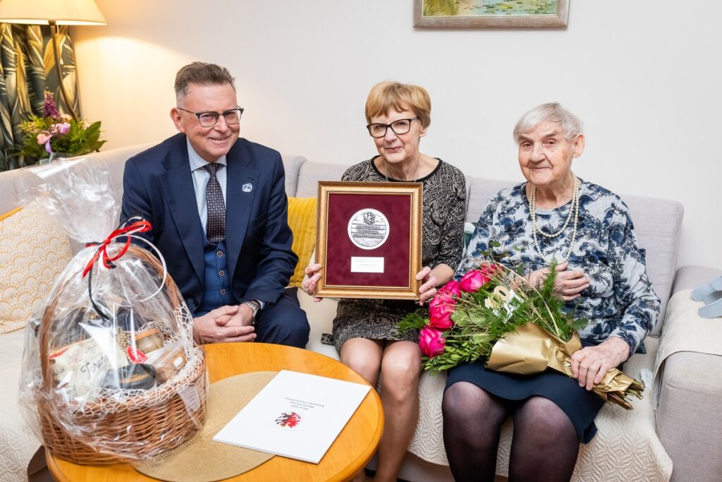 Presentation of the Unitas Durat Medal to Cecylia Niewiem, photo by Tomasz Czachorowski/eventphoto.com.pl for UMWKP