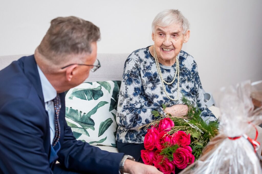 Presentation of the Unitas Durat Medal to Cecylia Niewiem, photo by Tomasz Czachorowski/eventphoto.com.pl for UMWKP