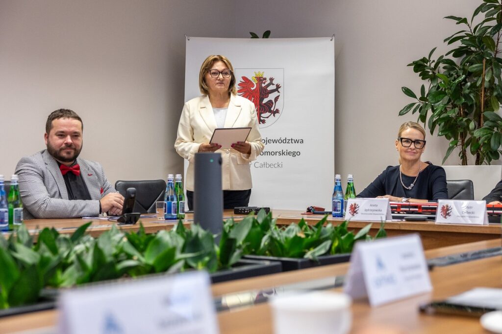 Konferencja dotycząca nowego rozkładu jazdy pociągów, fot. Szymon Zdziebło/tarantoga.pl dla UMWKP