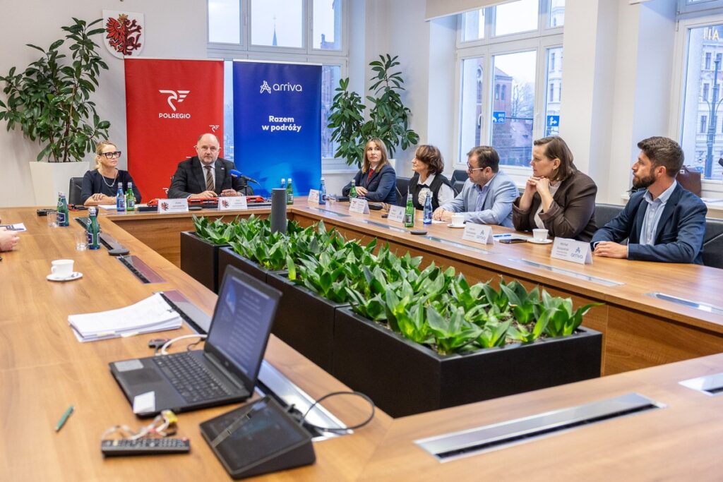 Konferencja dotycząca nowego rozkładu jazdy pociągów, fot. Szymon Zdziebło/tarantoga.pl dla UMWKP