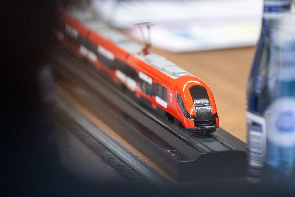 Konferencja dotycząca nowego rozkładu jazdy pociągów, fot. Szymon Zdziebło/tarantoga.pl dla UMWKP