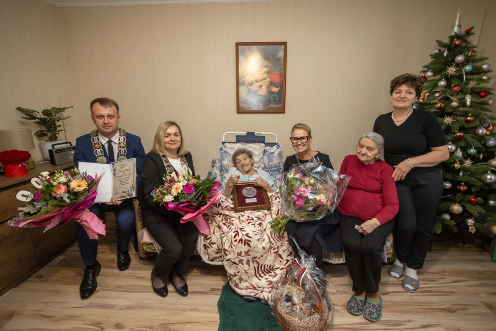 Wręczenie medalu Unitas Durat Genowefie Strzeleckiej, fot. Mikołaj Kuras dla UMWKP