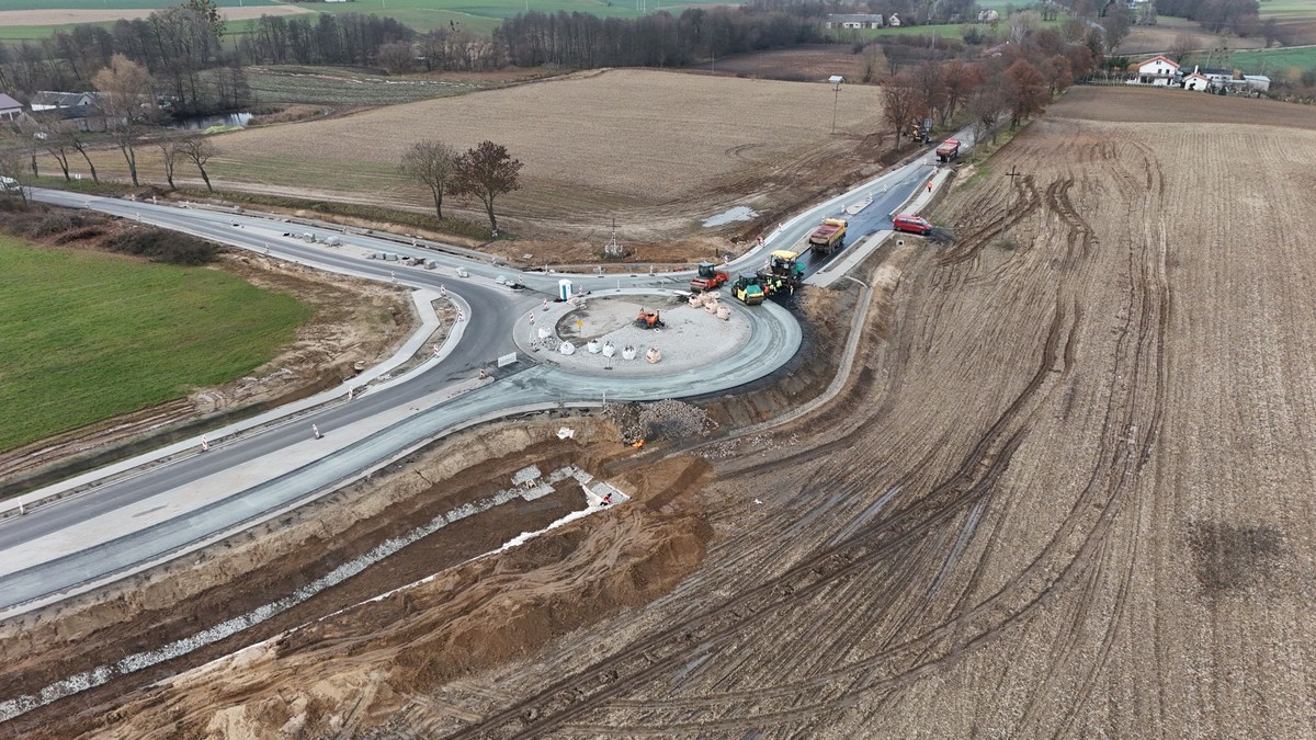 Construction of a roundabout in Dyblin (Lipno County), photo by ZDW