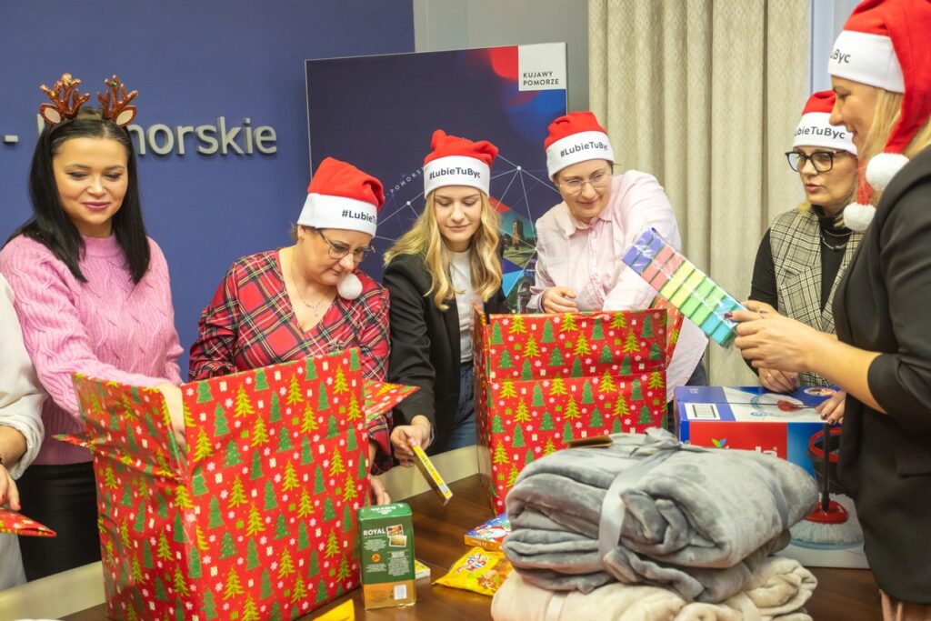 Szlachetna Paczka w Urzędzie Marszałkowskim w Toruniu, fot. Mikołaj Kuras dla UMWKP