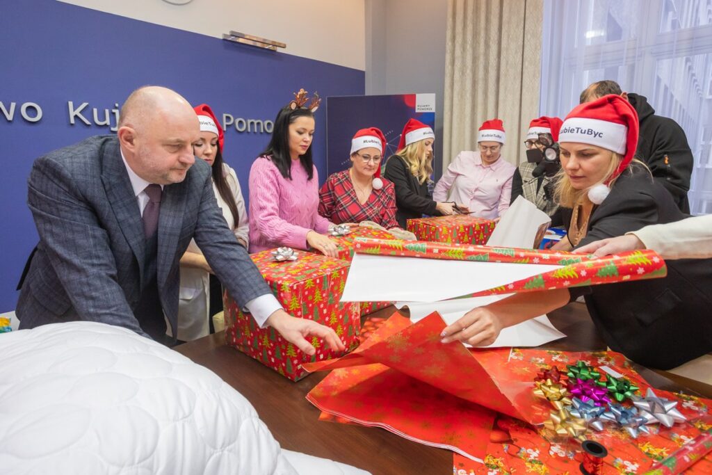 Szlachetna Paczka w Urzędzie Marszałkowskim w Toruniu, fot. Mikołaj Kuras dla UMWKP